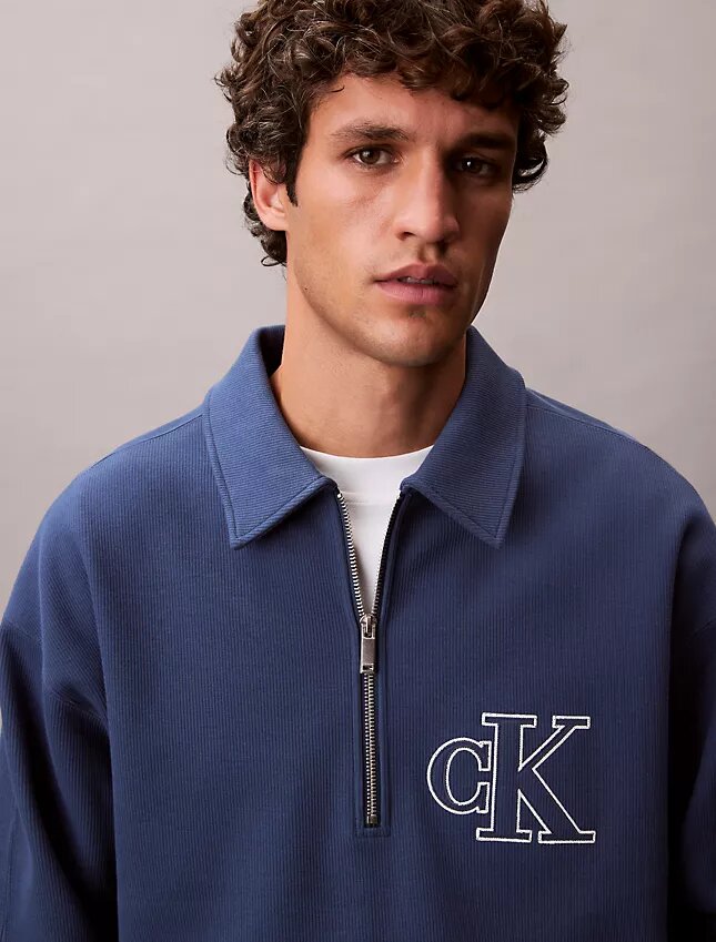 Varsity-tröja med Monogram-logotyp och kvartslång dragkedja Varsity-tröja med Monogram-logotyp och kvartslång dragkedja